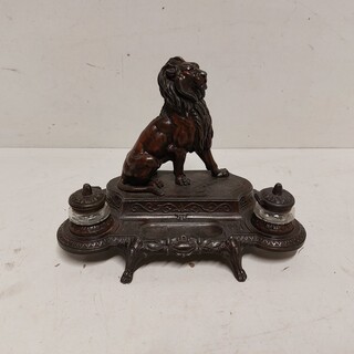 Antiek inkstel met bronzen leeuwsculptuur