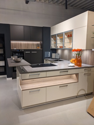 Showroom keuken opstelling met kastenwand Dankuchen Design