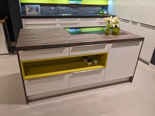 Showroom keukenopstelling met eiland Dankuchen Design, wit hoogglans