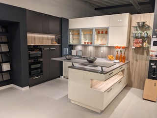 Showroom keuken opstelling met kastenwand Dankuchen Design