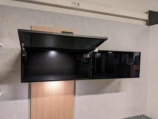 Wandmeubel met glazen deuren en verlichting hout/metaal