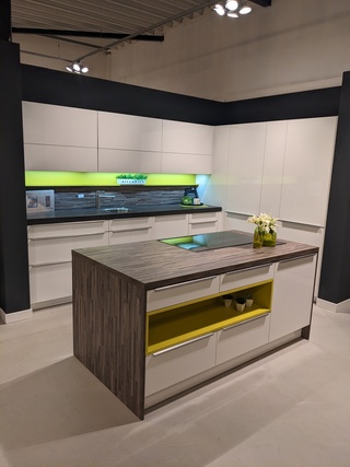 Showroom keukenopstelling met eiland Dankuchen Design, wit hoogglans