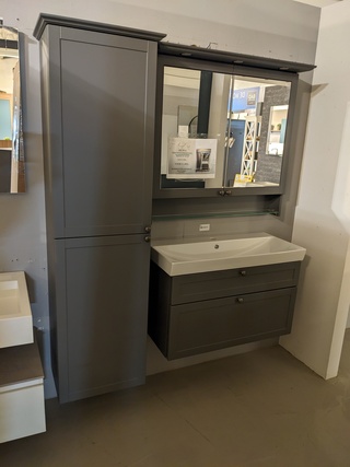 Showroom badkameropstelling Pelipal, grijs