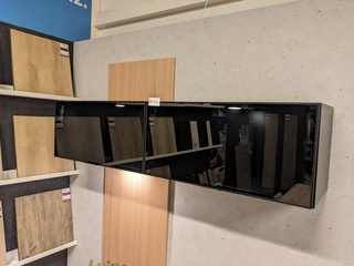 Wandmeubel met glazen deuren en verlichting hout/metaal