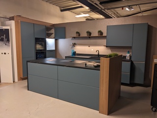Showroom keuken met kookeiland, blauw