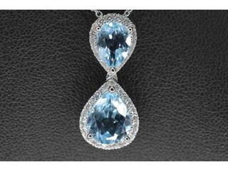 Witgouden entourage hanger bezet met topaas en diamanten, excl. kettin