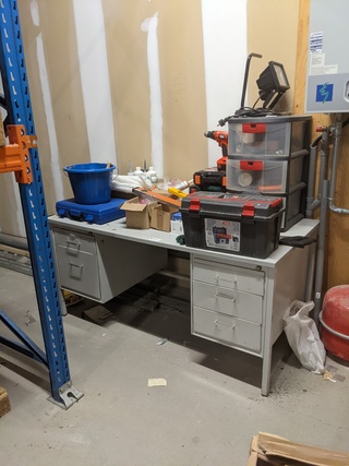 Diverse gereedschap incl. bureau