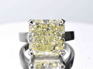 Witgouden solitaire ring met een diamant van 10.03 carat