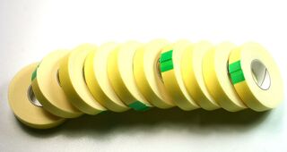 Ca. 560x Etiket sluitzegels rol en foam tape – 1mm dik