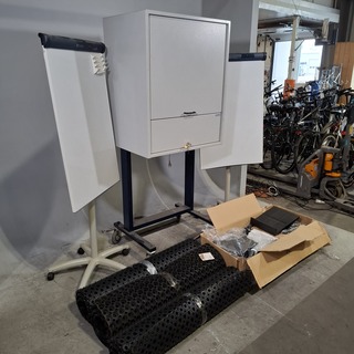 3x Rubberen mat, 2x verrijdbaar whiteboard en 1x display