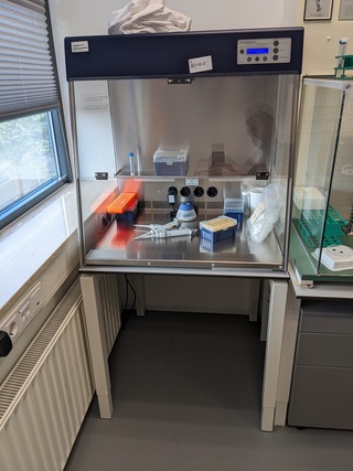 Werkstation met tafel Peqlab, PCR workstation pro