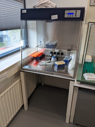 Werkstation met tafel Peqlab, PCR workstation pro