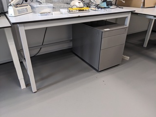 2x  Laboratoriumtafel  met ladeblok