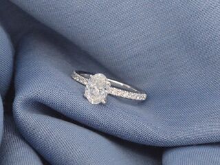 Witgouden solitair ring met 1.00 carat ovaal geslepen diamant en Brilj