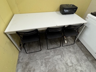 2-deurskast, tafel en 3 klapstoelen
