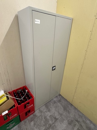 2-deurskast, tafel en 3 klapstoelen