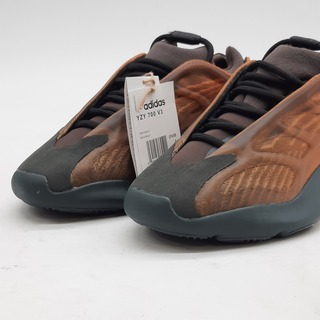 Paar sneakers, maat 39 1/3, YZY 700 V3 GY4109