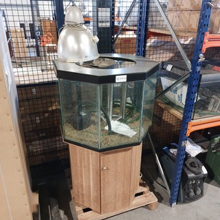 3x Aquarium met toebehoren, O.a. Marina