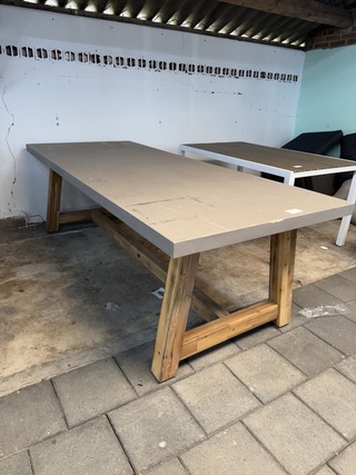Tuintafel met acaciahouten poten 250×100,5×78 cm Buiten.