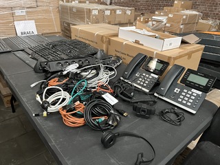 Partij diverse kantoorartikelen W.o. yealink, logi, lenovo