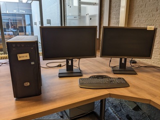 Computer met 2x monitor Coolermaster, core i5