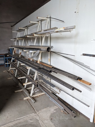Partij metalen en aluminium profielen