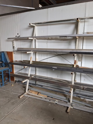 Partij metalen en aluminium profielen