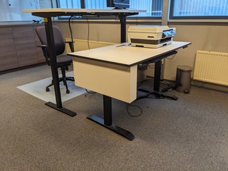 2x Elektrisch sta-zit bureau met bureaustoel