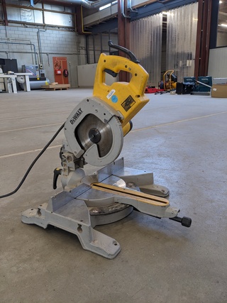 Afkortzaag DeWalt, DW707