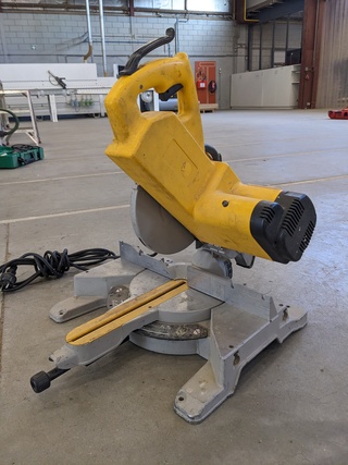 Afkortzaag DeWalt, DW707