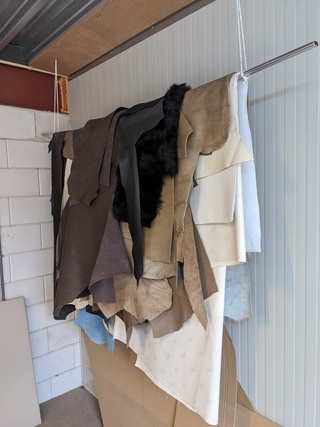 Partij diverse stukken en reststukken leer