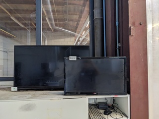 2x Beeldscherm LG, Akai