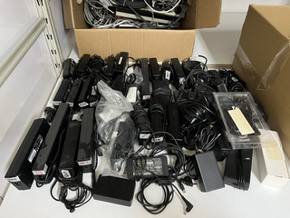 Partij stroomadapters en stekkerdozen