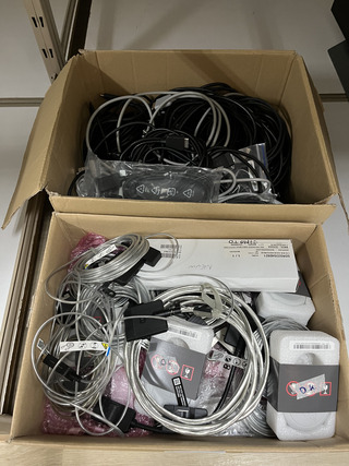 2x Doos met kabels One Connect Box Samsung