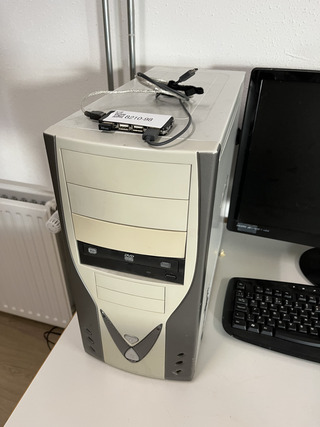 Computer met beeldscherm en printer