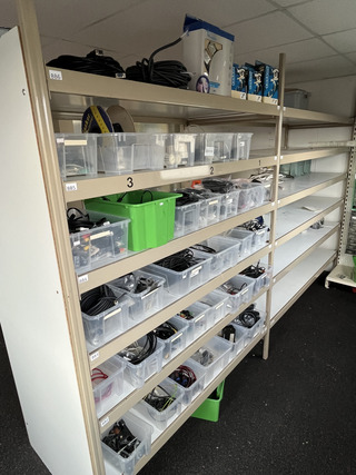 Magazijnbakken met inhoud