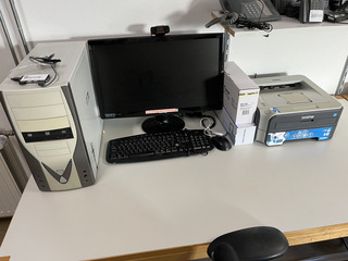 Computer met beeldscherm en printer