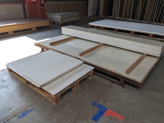Ca. 28x Corian plaatmateriaal, licht doorlatend
