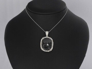 Witgouden hanger met witte en zwarte diamanten , excl. ketting