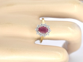 Gouden entourage ring met robijn en diamanten