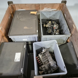 Ca. 11x Diverse brandstofinspuitpomp, in kunststof transportkist