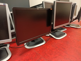 Ca. 25x Monitor, HP, 19 inch en JVC televisie 32 inch