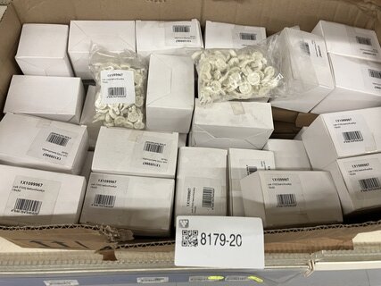 Ca. 100x Doosjes betonhaakjes