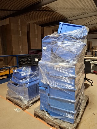 Partij diverse magazijnbakjes op 2x pallet
