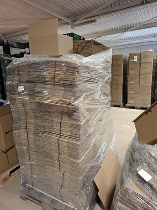 Partij verpakkingsdozen op 2x pallet