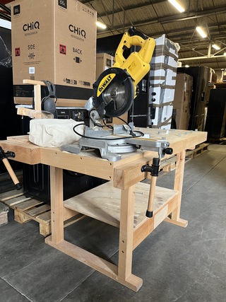 Werktafel met dewalt dws774-qs afkortzaag