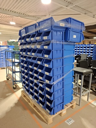 Ca. 117x Diverse magazijnbakken op pallet