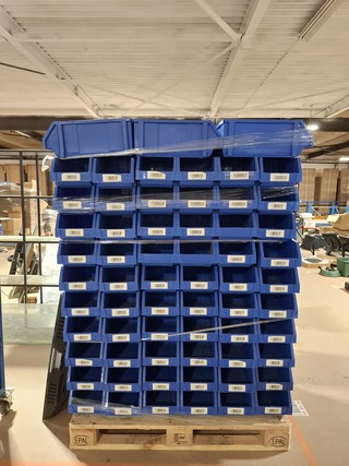 Ca. 117x Diverse magazijnbakken op pallet