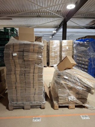 Partij verpakkingsdozen op 2x pallet