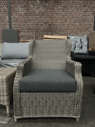 2x Tuinstoel verstelbaar met 1x tafel